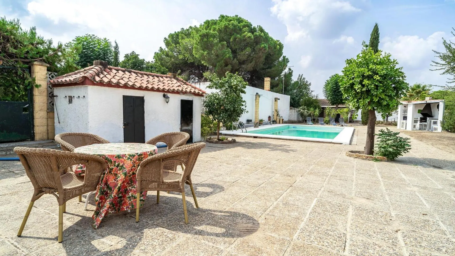Gorgeous Home In Sevilla With Kitchen